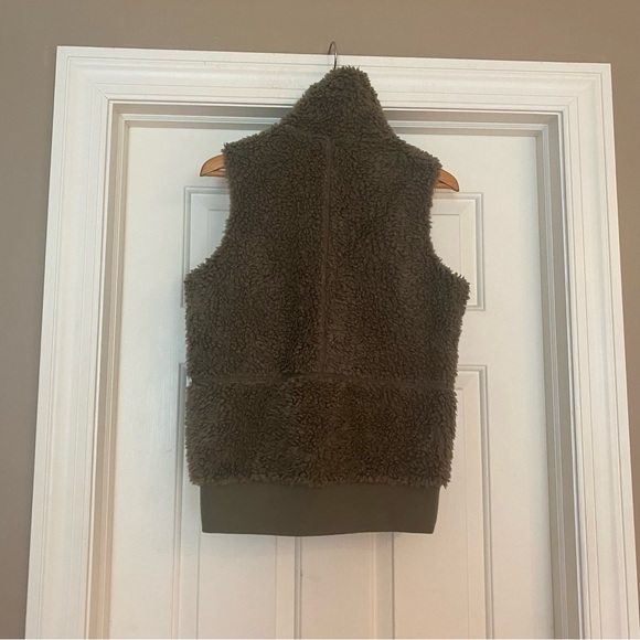 Patagonia green teddy vest Size Small - Picture 8 of 9